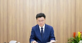 한대희 군포시장이 지난 2일 도시정비국과 청년주권실 신설을 핵심으로 한 조직개편안을 결재하고 있다. /사진제공=군포시