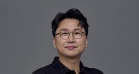 이경수 세라젬 대표가 하반기 경영 방향으로 ‘결정은 빠르게, 실행은 더 빠르게’를 강조하며 속도 경영을 주문하고 있다./사진=세라젬