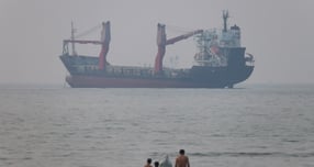 미국과 이란이 서로를 향해 종전 양해각서(MOU) 위반 혐의를 묻고 있다. 사진은 지난달 30일(현지시각) 이란 반다르 압바스 해변 근처에서 본 호르무즈 해협을 향한 선박의 모습. /로이터=뉴스