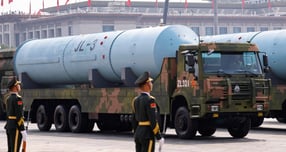 중국이 지난 6일(현지시각) 태평양 공해상에 잠수함발사탄도미사일(SLBM)을 시험발사했다. 사진은 지난해 9월 중국 베이징에서 열린 종전 80주년 기념 열병식에서 인민해방군 장병들이 JL-3을 선보이는 모습. /로이터=뉴스