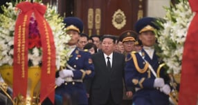 김일성 주석 사망 32주기에 김정은 북한 국무위원장이 금수산태양궁을 참배했다. 사진은 북한 조선중앙TV가 김 위원장이 지난 8일 김일성 주석 사망 32주기를 맞아 금수산태양궁전을 참배했다고 보도한 모습. /사진=뉴시스(조선중앙TV 캡처) 
