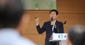 이상일 용인특례시장이 8일 아침 용인상공회의소에서 열린 제165회 조찬 세미나에서 특강을 하고 있다. /사진제공=용인특례시  