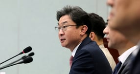 이억원 금융위원장이 17일 오후 서울시 중구 예금보험공사 대강당에서 열린 포용금융 현장 대토론회에서 발언을 하고 있다./사진=뉴시스