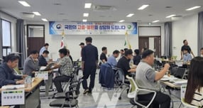 전남광주통합특별시 함평군이 지난 8일 군청 대회의실에서 ‘달리는 국민신문고’를 운영하고 있다./사진=함평군
