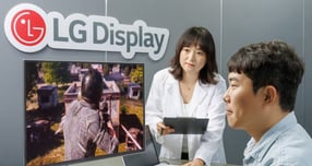 LG디스플레이 직원이 게이밍 모니터 주사율과 게임 수행능력 간의 상관관계를 입증하는 실험을 하고 있다. /사진=LG디스플레이