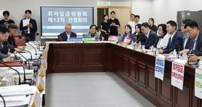 권순원 최저임금위원회 위원장이 7일 세종시 정부세종청사 최저임금위원회에서 열린 2027년도 최저임금위원회 12차 전원회의를 시작하며 발언하고 있다. / 사진=뉴스1 /사진=(세종=뉴스1) 김기남 기자