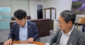 박일웅 행정부지사(오른쪽)가 국회방문를 방문해 복기왕 의원과 면담을 하고 있다./사진=경남도