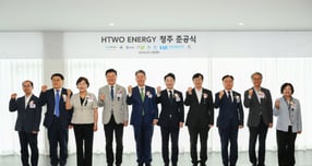황계영 한국자동차환경협회 협회장(왼쪽부터), 김진균 고등기술연구 원장, 임은성 청주시의회 의장, 신용한 충청북도 도지사, 서강현 현대차그룹 기획조정담당 사장, 이호현 기후에너지환경부 차관, 이장섭 청주시 시장, 이광희 국회의원, 임동현 충청북도의회 과학경제위원장, 이재숙 청주시의회 보건환경위원장이 9일 열린 ‘HTWO ENERGY 청주’ 준공식에서 기념 촬영을 하는 모습. /사진=현대차