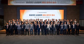 8일 경남 창원특례시 창원컨벤션센터에서 진행된 '항공엔진 상생협력 MOU 협약식'에 참석한 한화에어로스페이스, 항공엔진 제조 협력사 및 유관 기관 관계자들이 기념사진을 찍고 있다. /사진=한화에어로스페이스