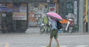 오는 10일 전국 대부분 지역에 비가 내릴 예정이다. 사진은  9일 경기 오산시 한 도로에서 시민이 우산을 쓴 모습. /사진=뉴스