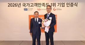 지난 8일 열린 2026 국가고객만족도 시상식에서 전호일 케이카 마케팅부문장(오른쪽)이 홍준호 조선일보 대표이사(왼쪽)와 기념 촬영을 하고 있는 모습. /사진=케이카