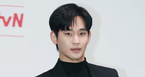 활동을 중단한 배우 김수현의 복귀 가능성에 청신호가 켜졌다.사진은 지난 2024년 3월 서울 라마다신도림 호텔에서 진행된 tvN 토일드라마 '눈물의 여왕' 제작발표회에 참석한 배우 김수현. /사진=스타뉴스