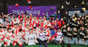 최대호 시장이 지난 8일 오후 7시 만안구 석수동 경인교육대학교 경기캠퍼스에 열린 '안양시·경인교대 야구장 개장식'에 참석해 유소년 야구단과 단체사진을 촬영하고 있다. /사진제공=안양시