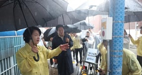 추미애 경기도지사(왼쪽)가 9일 안양시 석수동 반지하 밀집지역을 찾아 최대호 안양시장(왼쪽서 2번째)과 담당 공무원, 시민들과 이야기를 나누고 있다. /사진제공=경기도