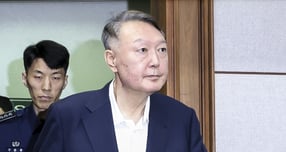 공수처 체포 방해 등 혐의를 받는 윤석열 전 대통령이 9일 대법원에서 징역 7년 실형 판결을 확정받았다. 사진은 윤 전 대통령이 지난해 9월 26일 서울 서초구 서울중앙지법에서 열린 특수공무집행방해, 직권남용 권리행사방해 등 혐의 사건 첫 공판에 출석하는 모습. /사진=뉴스