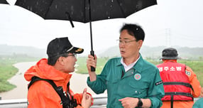황병직 영주시장이 영주소방서 관계자들로부터 현장 상황을 청취하고 있다./사진제공=경북 영주시
