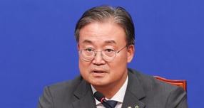 더불어민주당 8·17 전당대회 당대표 선거 방식을 놓고 당권 주자들 간 신경전이 이어지는 가운데 당 전당대회준비위원회가 '선호투표제'를 도입해도 당헌·당규상 문제가 없다는 취지의 입장을 밝혔다. 사진은  이연희 더불어민주당 전국당원대회 준비위원회 대변인이 9일 오후 서울 여의도 국회 당대표 회의실에서 이날 열린 전당대회준비위원회 전체회의 결과를 브리핑하고 있는 모습. /사진=뉴시스