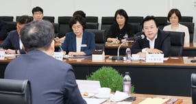 강기윤 창원시장이 LG스마트파크를 찾아 의견을 교환하고 했다./사진=창원시