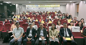 9일 광명시 평생학습원에서 열린 '2026년 광명시 평생학습 포럼'에서 참석자들이 기념촬영을 하고 있다. /사진제공=광명시