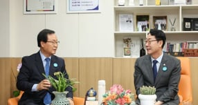 정명근 화성특례시장과 유희태 완주군수가 9일 화성시청에서 '로컬푸드 활성화 및 도농 상생 협력 강화를 위한 업무협약' 후 환담을 하고 있다. /사진제공=화성특례시