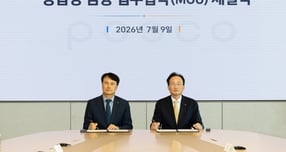이희근 포스코 사장(왼쪽)과 이환주 KB국민은행 은행장이 9일 '포스코, KB국민은행 업무협약 체결식'에서 기념 촬영을 하는 모습. /사진=포스코 