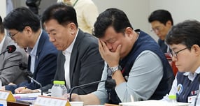 류기섭 근로자위원이 9일 세종시 정부세종청사 최저임금위원회에서 열린 2027년도 최저임금위원회 13차 전원회의에서 발언을 들으며 고민스런 표정을 짓고 있다. / 사진=뉴스