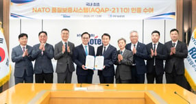 신상범 기품원장(왼쪽 다섯번째), 이용배 현대로템 사장(왼쪽 네번째) 등 관계자들이 지난 13일 현대로템 의왕 본사에서 나토 품질보증시스템 인증 수여식을 마친 후 기념촬영을 하고 있다. /사진=현대로템