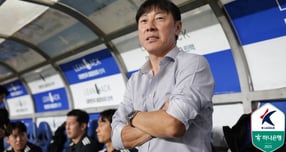 지난해 선수 폭행으로 논란의 중심에 섰던 신태용 전 감독이 대한축구협회 공정위원회로부터 중징계를 받았다. 사진은 지난 8월 울산 HD FC와 제주 SK FC의 경기에서 그라운드를 바라보고 있는 모습. /사진=한국프로축구연맹