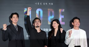 배우 조인성(왼쪽부터), 나홍진 감독, 배우 정호연, 황정민이 6일 오후 서울 강남구 메가박스 코엑스에서 열린 영화 '호프'(HOPE) 언론시사회에 참석해 포즈를 취하고 있다./사진=뉴스