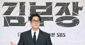 배우 소지섭이 주연을 맡은 SBS 드라마 '김부장' 스태프들에게 순금 선물한 사실이 알려졌다. 배우 소지섭이 지난달 25일 오후 서울 양천구 목동 SBS에서 진행된 금토드라마 ‘김부장’ 제작발표회에 참석해 포즈를 취하는 모습. /사진=스타뉴스 
