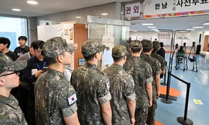지난달 29일 군 장병들이 서울 용산구 한남동주민센터에서 6·3 지방선거 사전투표에 참여하고 있다./사진=뉴스