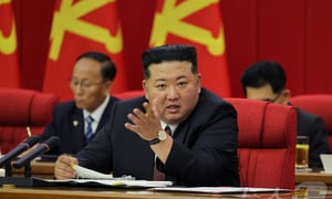 김정은 북한 노동당 총비서가 지난 20~22일 열린 노동당 중앙위원회 제9기 제2차 전원회의 확대회의에서 발언하고 있다. 김 총비서는 “핵무력을 끊임없이 확대·강화하고 핵보유국 지위를 철저히 행사하는 것이 가장 정확하고 유일한 길”이라고 말했다. 평양 노동신문=뉴스