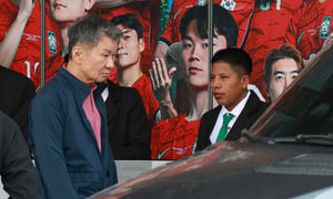 홍명보 감독이 지휘한 한국 축구 대표팀의 북중미 월드컵 부진으로 비난 여론이 거센 가운데, 정몽규 대한축구협회장이 28일(현지시간) 멕시코 할리스코 과달라하라에 위치한 축구대표팀 숙소를 나서고 있다./사진=뉴스