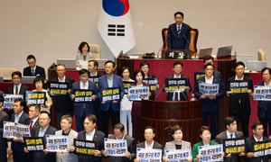   지난달 30일 국회 본회의장에서 국민의힘 의원들이 여당 단독 원구성에 항의하는 피켓 시위를 벌이고 있다. 이번에도 여야는 원구성 협상에서 법사위원장 자리를 놓고 끝내 합의점을 찾지 못 했다./사진=뉴스