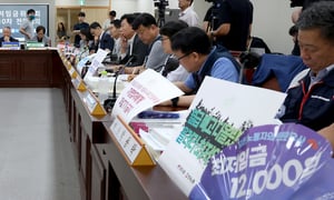 2027년도 최저임금 심의 법정시한을 넘긴 30일 세종시 정부세종청사 최저임금위원회에서 열린 2027년도 최저임금위원회 10차 전원회의에 참석한 노사 위원들이 발언을 듣고 있다. / 사진=뉴스1 