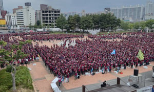 민주노총 전국플랜트건설노조 울산지부 조합원들이 지난달 19일 울산 태화강역 광장에서 파업과 관련한 찬반투표에 앞서 구호를 외치고 있다./사진=뉴스