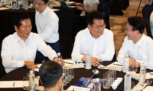 더불어민주당 당권주자인 정청래 (왼쪽부터), 송영길, 김민석 의원이 3일 서울 용산구 서울드래곤시티에서 열린 22대 후반기 국회 대비 의원 워크숍에 참석해 대화를 나누고 있다. /사진=뉴스 