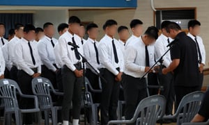 5.18 민주화운동을 폄훼하는 응원 구호를 외쳐 논란을 일으킨 서울 배재고등학교 야구부의 대표 선수가 6일 광주제일고등학교를 찾아 야구부 대표 선수에게 사과문을 전달하고 있다./사진=뉴스
