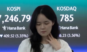  8일 오후 서울 중구 하나은행 딜링룸 전광판에 전날보다 급락한 코스피, 코스닥 종가가 표시돼 있다. 이날 코스피는 전날보다 5.35% 하락했고, 코스닥 지수는 5.56% 내리면서 10개월 만에 800선이 붕괴됐다. / 사진=뉴스