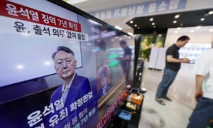 9일 오후 서울 용산전자상가 TV 매장에서 12·3 비상계엄 직후 고위공직자범죄수사처의 체포영장 집행을 방해한 혐의 등으로 기소된 윤석열 전 대통령에 대한 대법원의 징역 7년 판결 뉴스가 나오고 있다./사진=뉴시스