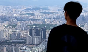 가계대출 연간 증가액 목표치가 턱밑까지 차오른 은행들이 주택담보대출 문턱을 높이면서 내 집 마련을 준비하던 실수요자들이 당황하고 있다. 12일 서울 송파구 롯데월드타워 서울스카이에서 한 청년이 아파트 단지들을 내려다보고 있다. / 사진 = 뉴스