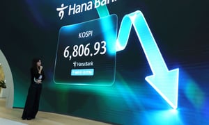  13일 오후 서울 중구 하나은행 딜링룸 전광판에 9% 가까이 폭락해 7,000선 아래로 떨어진 코스피 지수가 표시돼 있다. /사진 = 뉴스
