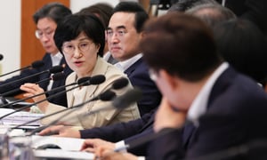 '촉법 소년' 처벌 기준과 관련한 공론화 결과를 14일 대통령에게 보고한 원민경 성평등가족부 장관이 청와대 국무회의에서 발언하고 있다./사진=뉴스