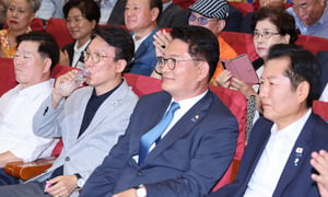   김민석(왼쪽 두 번째부터)·송영길·정청래 더불어민주당 당 대표 후보가 12일 국회 의원회관에서 열린 전국자치분권민주지도자회의 당 대표 후보 정견 발표에 참석해 인사말을 듣고 있다./사진=뉴스