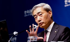  16일 서울 중구 한국은행에서 열린 금융통화위원회 통화정책방향 기자간담회에서 신현송 한은 총재가 기준금리 인상 결정의 배경을 설명하고 있다. / 사진 = 뉴스1 
