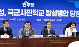 진성준 국회 국방위원장, 안규백 국방부 장관, 더불어 민주당의 한병도 대표 직무대행 겸 원내대표, 한정애 정책위원장이 16일 국회에서 국군사관학교 설립 방안을 합의한 당정 협의 결과를 발표하고 있다.  /사진=뉴스