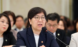 정은경 보건복지부 장관이 지난 16일 청와대 영빈관에서 열린 보건복지부, 식품의약품안전처, 성평등가족부, 국민권익위원회 2차 업무보고에서 기초 연금 개편 문제 등을 보고하고 있다./사진=뉴스