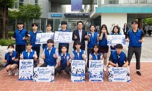 경기도교육청이 지난 16일 경기 평택시 청담고등학교를 찾아 학생자치회 학생들과 교내 스마트폰 사용을 제한하자는 '폰 프리 스쿨' 캠페인을 벌였다./사진=뉴스