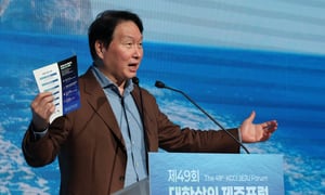 18일 제주 서귀포시 신라호텔에서 열린 대한상공회의소 제주포럼에서 최태원 대한상의 회장 겸 SK그룹 회장이 폐회사를 하고 있다. 최 회장은 포럼에서 "성장이 필요하다고 말하고, 기업더러 투자하라고 하지만 성장하는 기업을 도와주는 제도는 많지 않다"고 했다. / 사진=뉴스