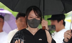 올림픽공원 핸드볼경기장 개표소 현장에서 체육단체 관계자들의 출입을 막아 업무방해 혐의로 구속 영장이 청구된 A씨가 지난 21일 서울 동부지법에서 열린 영장 심사에 출석하고 있다./사진=뉴시스